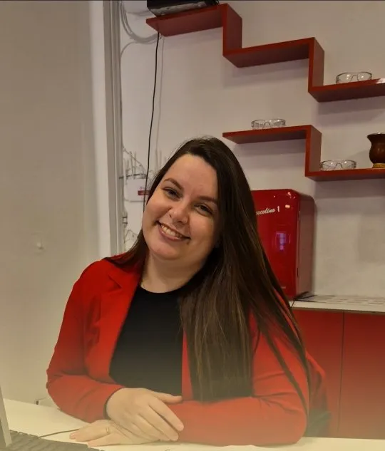 Atendente sorrindo no balcão da loja