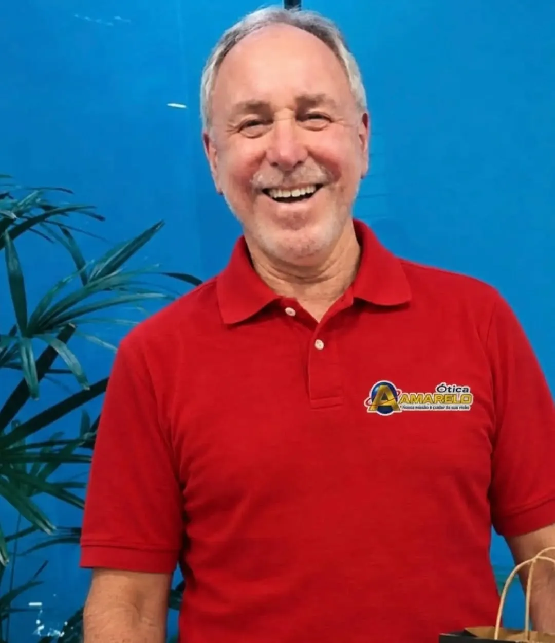O Amarelo, fundador das Empresas Amarelo, de camisa polo vermelha
